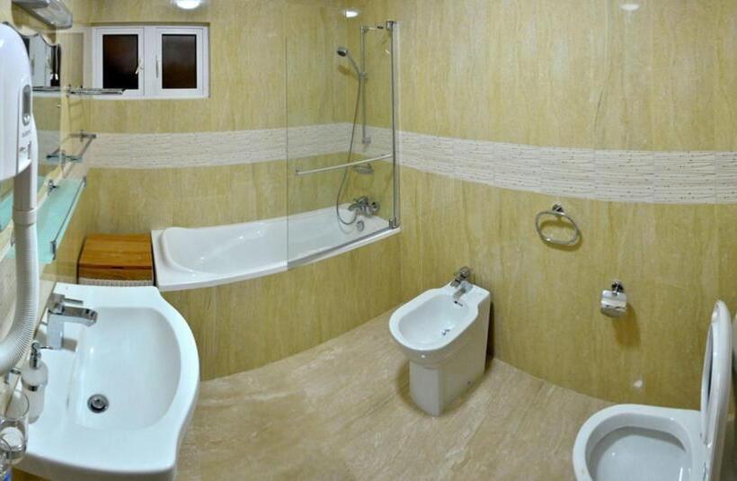 اتاق لوکس با بالکن و چشم‌انداز دریا, Treasure Cove Hotel & Restaurant