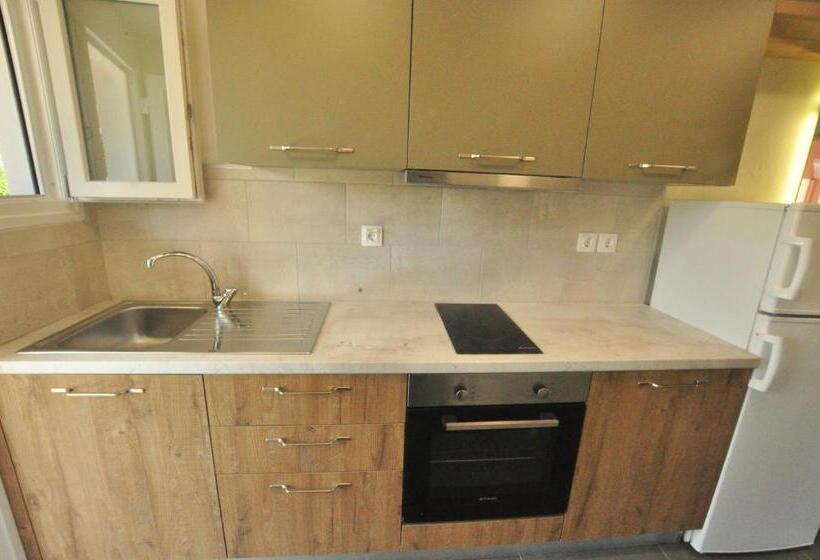 スーペリアーバンガロー, Tassos Apartments