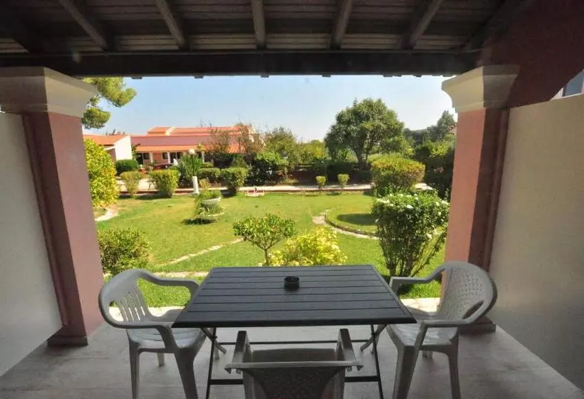 スーペリアーバンガロー, Tassos Apartments