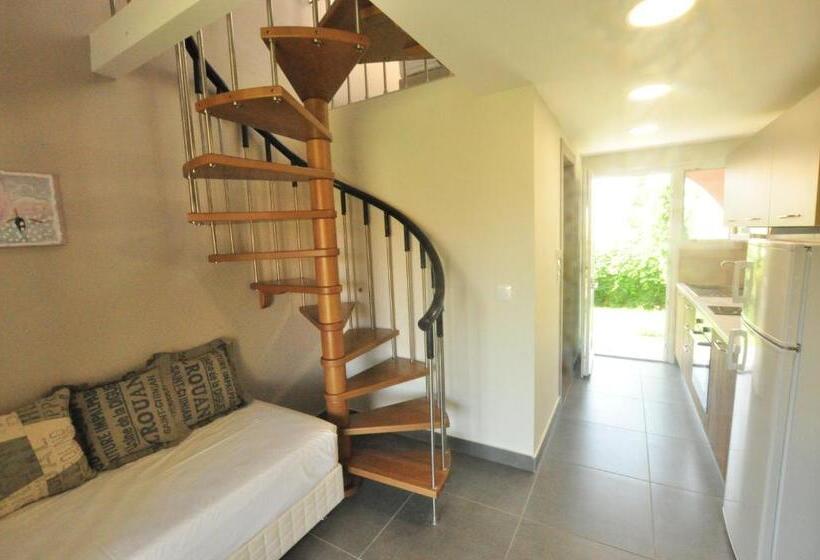 スーペリアーバンガロー, Tassos Apartments