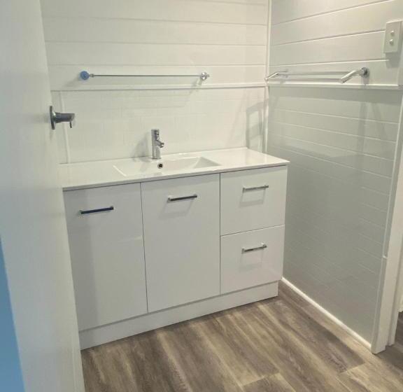 بنجلو عائلى, Bicheno By The Bay