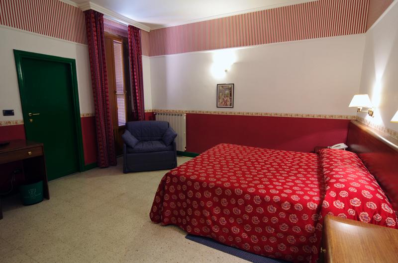 غرفة قياسية رباعية, Iris Crillon