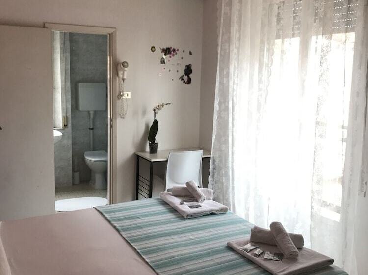 חדר סטנדרט לשלושה, Nova Dhely