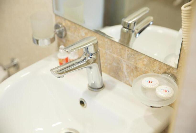 اتاق استاندارد سه نفره, Old City Inn