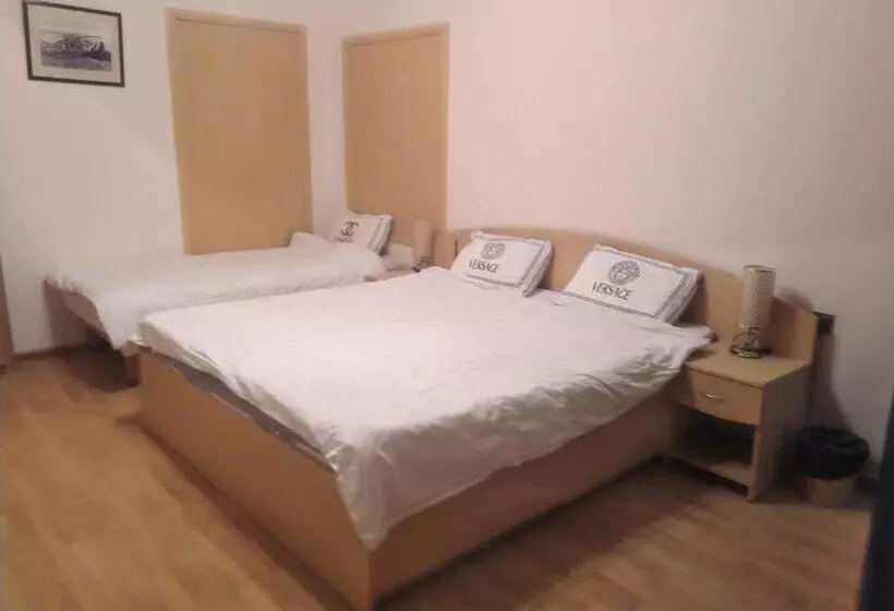 اتاق استاندارد سه نفره, Old City Inn