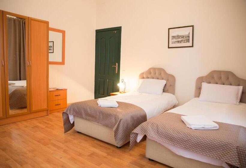 اتاق استاندارد سه نفره, Old City Inn