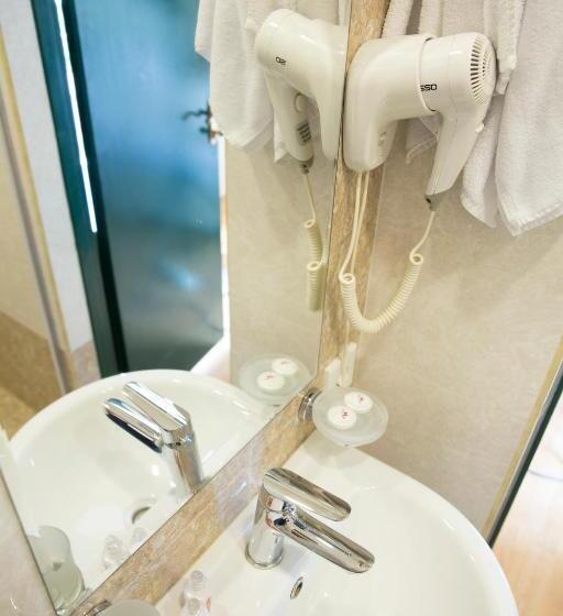 اتاق استاندارد سه نفره, Old City Inn