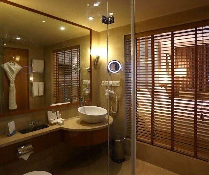 Номер Deluxe, Radisson Blu Hotel Chennai City Centre