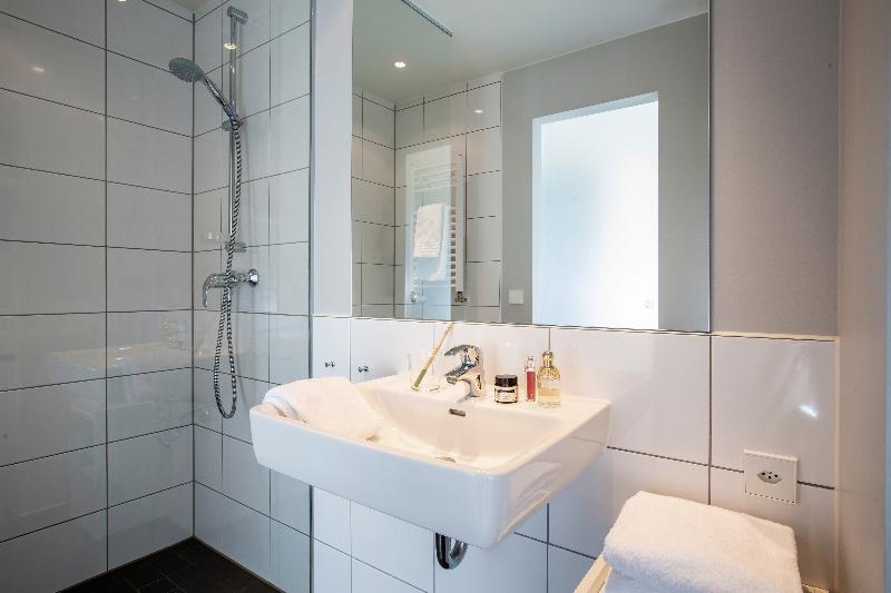 اتاق راحتی, The Flag Zurich