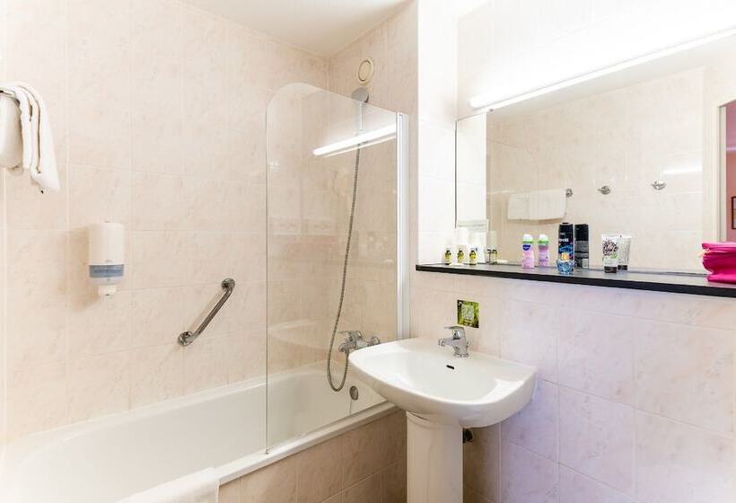 Номер Стандарт Трехместный, The Originals City, Hôtel Le Pavillon, Béziers Est