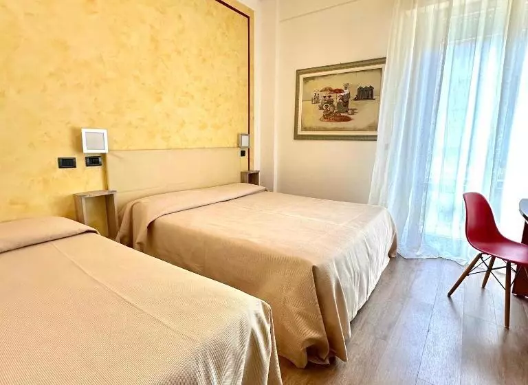 اتاق استاندارد سه تخته با بالکن, Residence & Suites