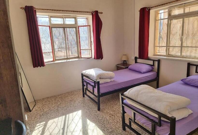 اتاق استاندارد, Rainbow House