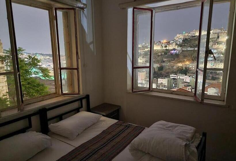 اتاق لوکس, Rainbow House