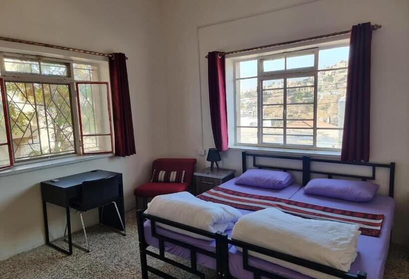 اتاق استاندارد, Rainbow House