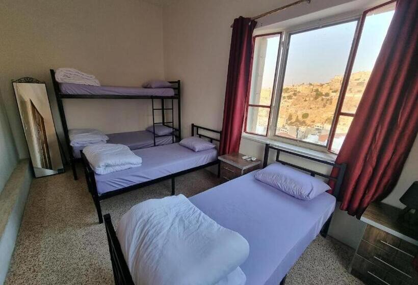 اتاق لوکس با چشم‌انداز شهر, Rainbow House