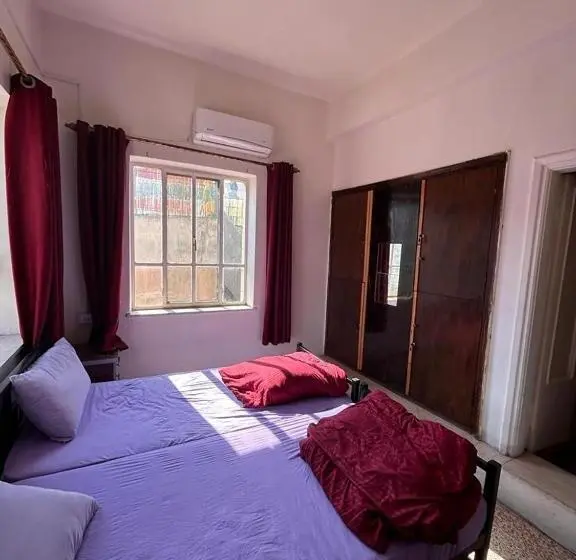 اتاق لوکس با چشم‌انداز شهر, Rainbow House