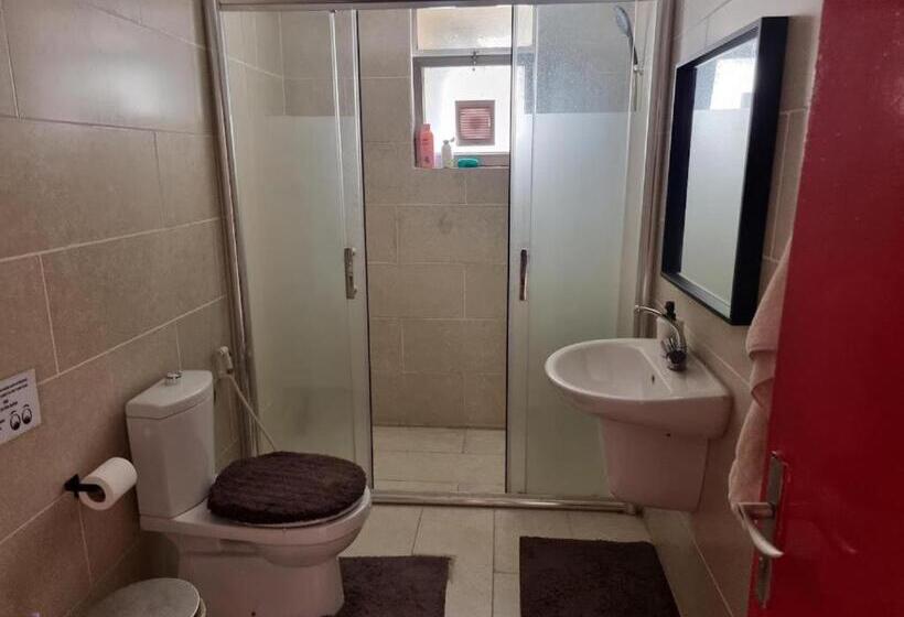 اتاق استاندارد با سرویس بهداشتی مشترک, Rainbow House