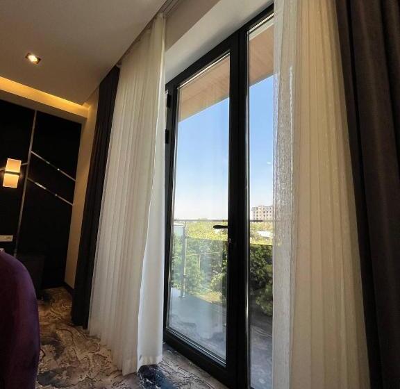 اتاق استاندارد با بالکن, Unique