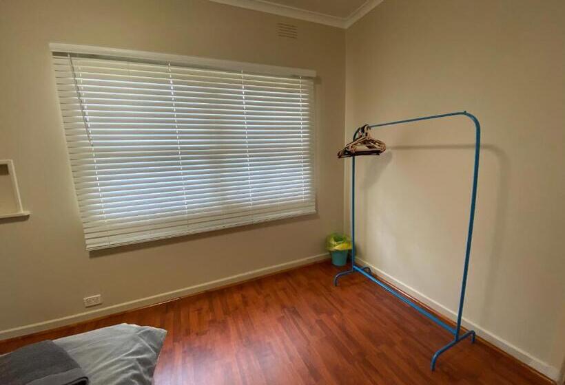 منزل غرفتين نوم, Mitcham Station Home Stay