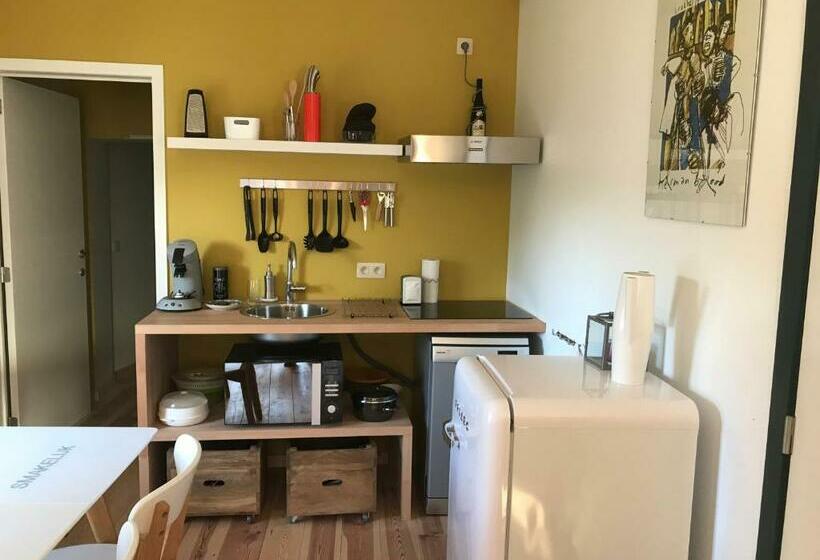 غرفة قياسية مزوَّدة بشُرفة, T Een En T Ander