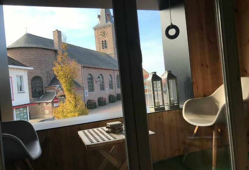 غرفة قياسية مزوَّدة بشُرفة, T Een En T Ander