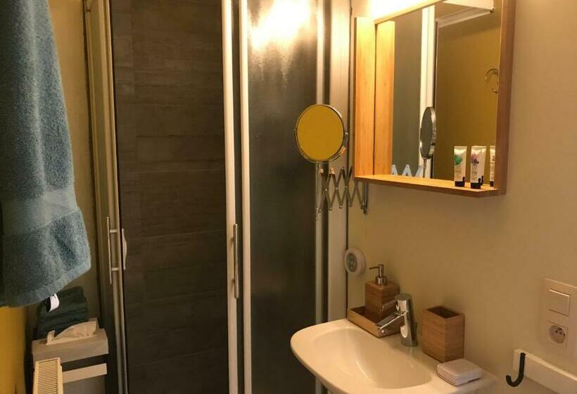 غرفة قياسية مزوَّدة بشُرفة, T Een En T Ander