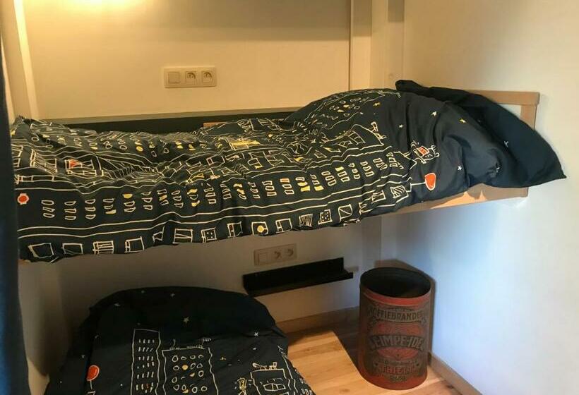 غرفة قياسية مزوَّدة بشُرفة, T Een En T Ander