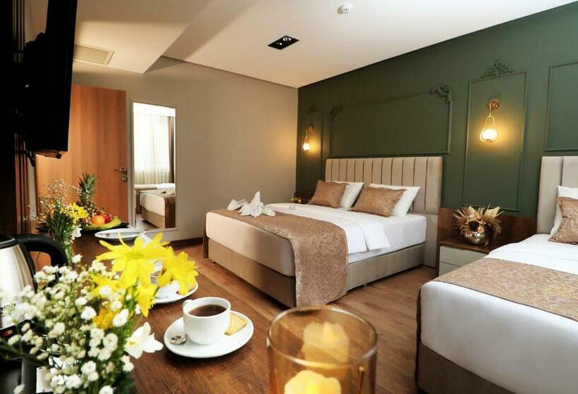 Camera Tripla Deluxe, Bayrak Grand