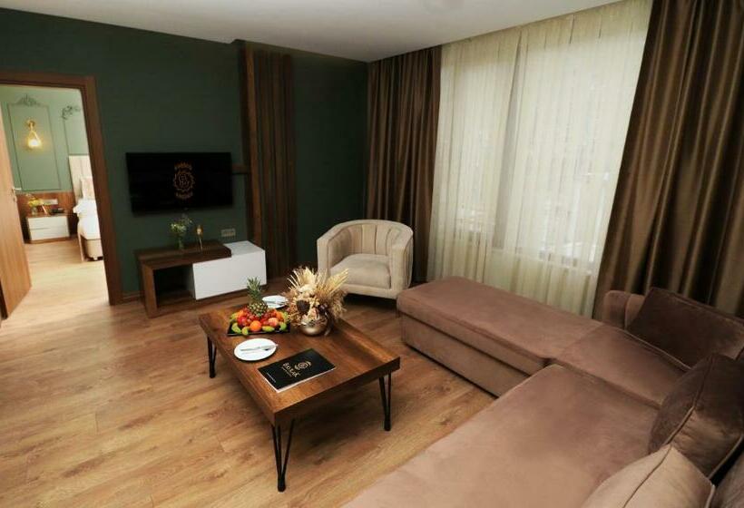 Camera Tripla Deluxe, Bayrak Grand