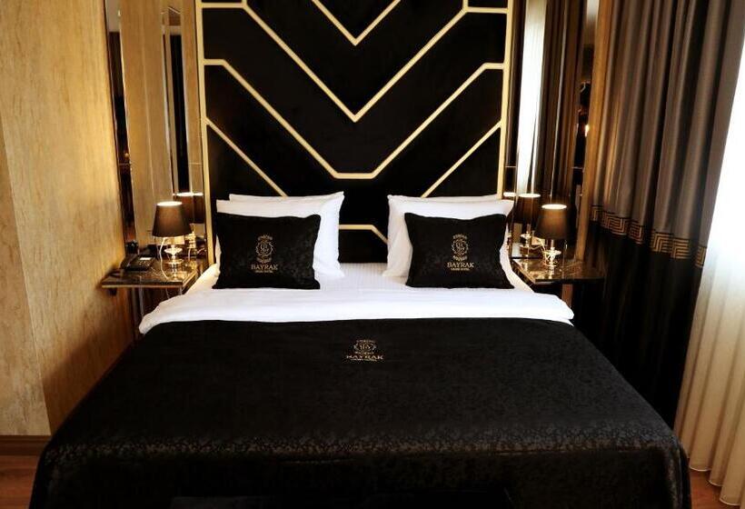 Suite Deluxe, Bayrak Grand