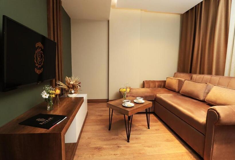 Suite Deluxe, Bayrak Grand