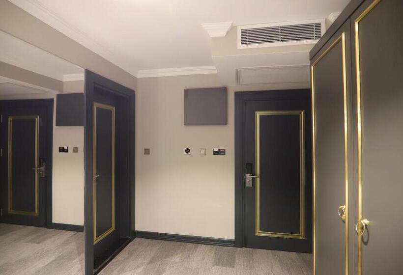 Camera Superiore, Bayrak Grand