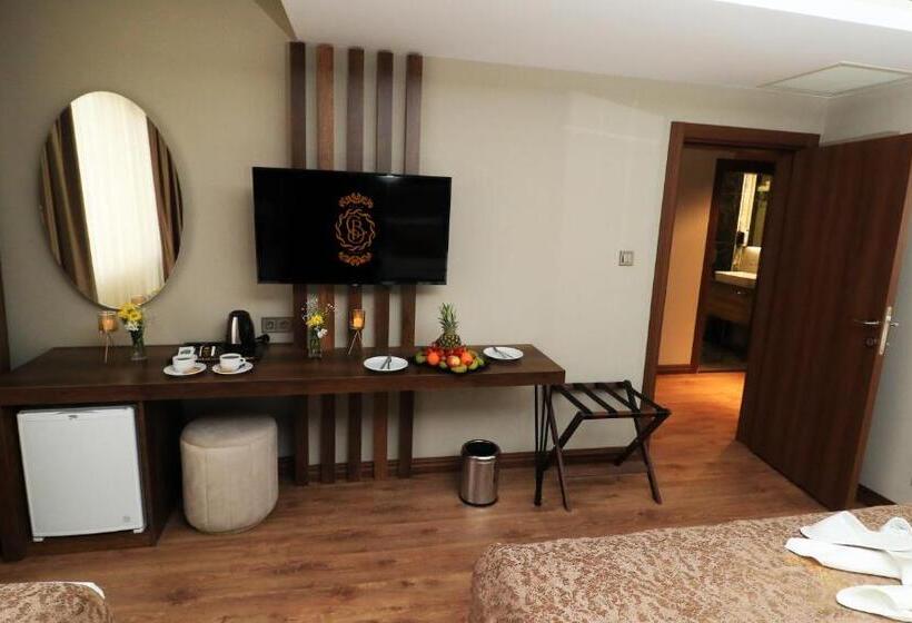 Camera Tripla Standard, Bayrak Grand