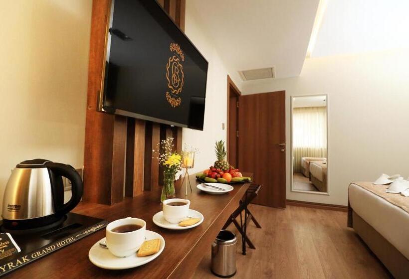 Camera Tripla Standard, Bayrak Grand