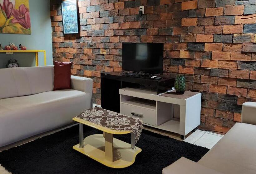 آپارتمان 1 خوابه با بالکن, Ivy House Apart