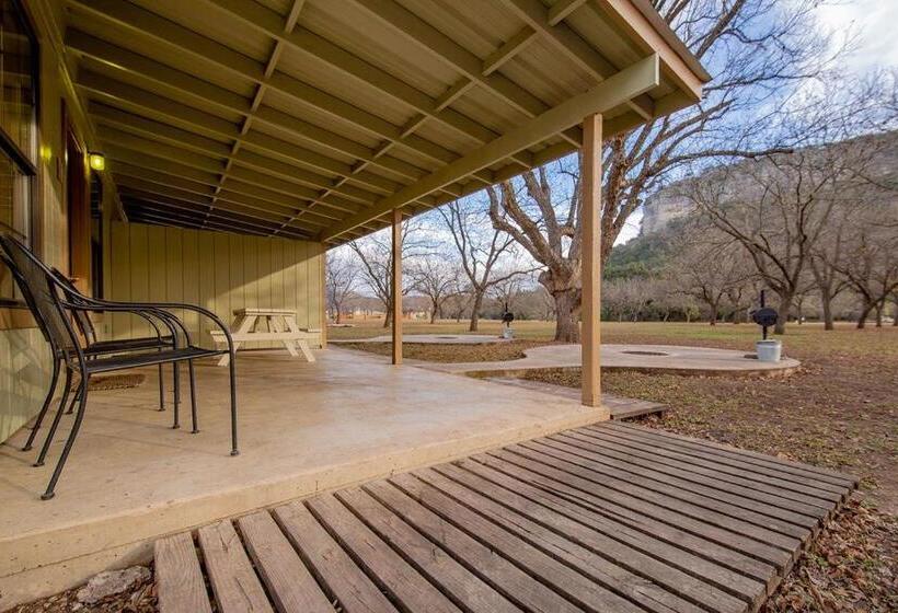 منزل غرفة نوم واحدة, Seven Bluff Cabins