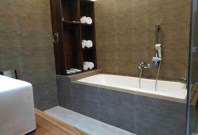 디럭스 트리플 룸, Sigiriya Cashew Palace Resort