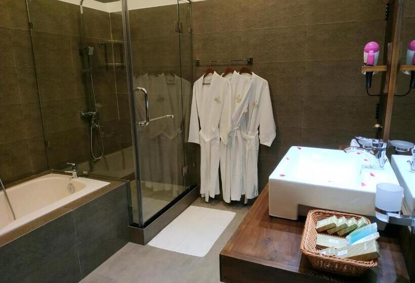 디럭스 트리플 룸, Sigiriya Cashew Palace Resort