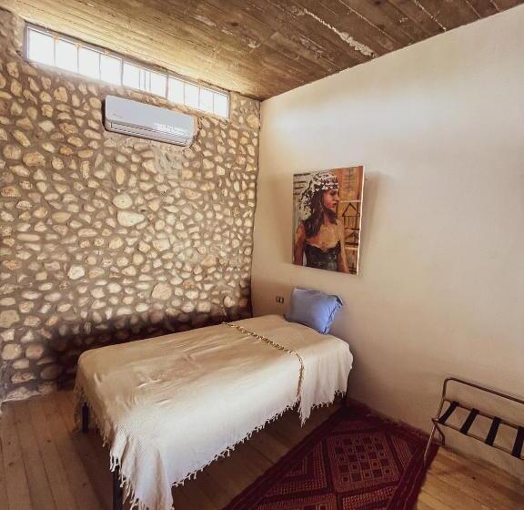 غرفة قياسية رباعية, Dar Seddik