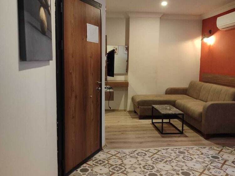 Camera Standard, Terra Rossa