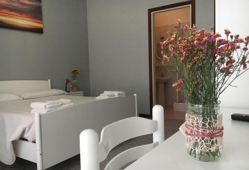 חדר קלאסי לשלושה, Gianna