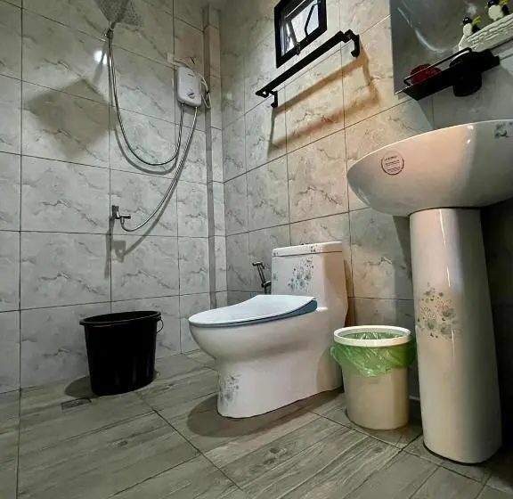 استودیوی لوکس, Golden Sunset Inn