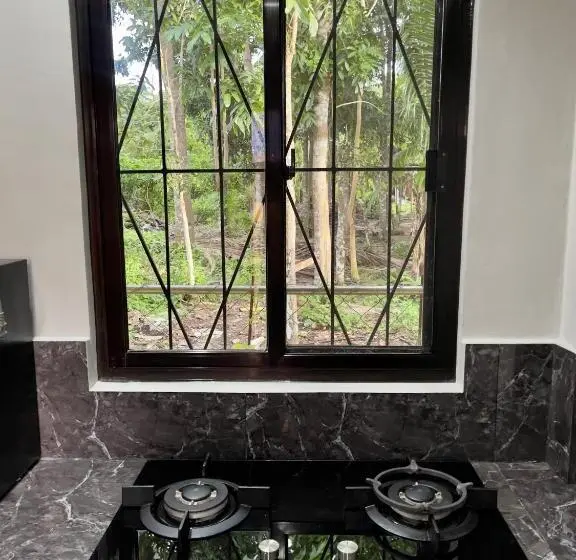 استودیوی لوکس, Golden Sunset Inn