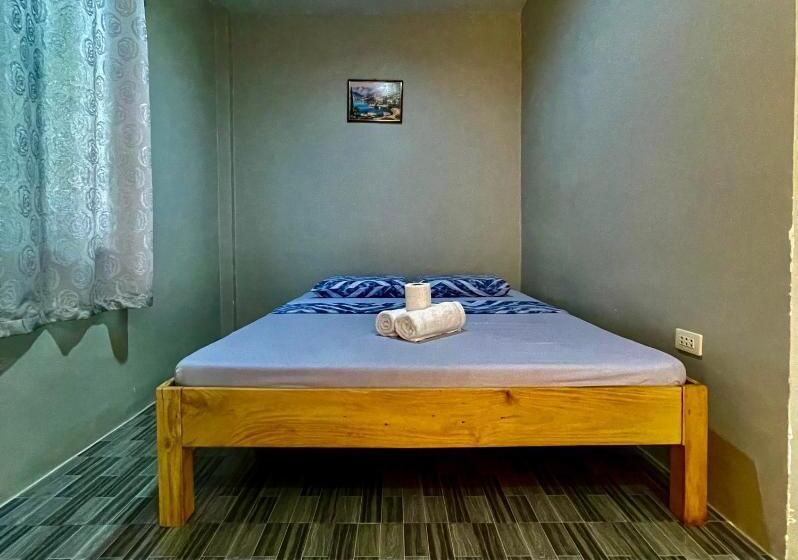 استودیوی لوکس, Golden Sunset Inn