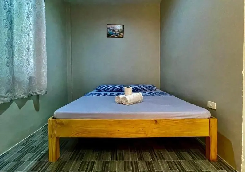 استودیوی لوکس, Golden Sunset Inn
