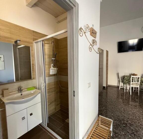 חדר בסיסי לשלושה, Le Dimore Di Totiggia