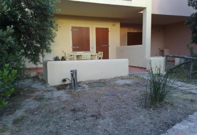 דירת חדר בקומת קרקע, Villaggio Rena 2000