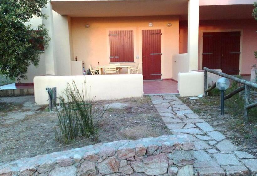 דירת חדר בקומת קרקע, Villaggio Rena 2000