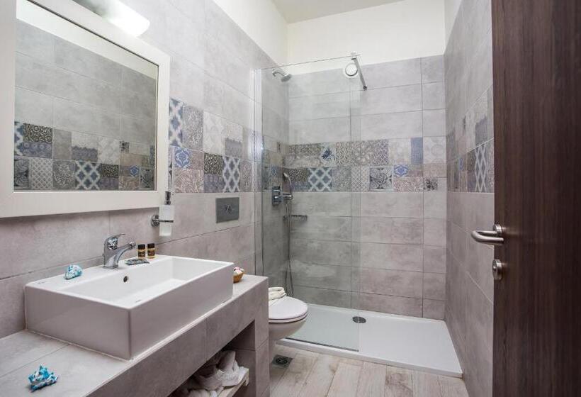 프리미엄 룸, Evita Studios