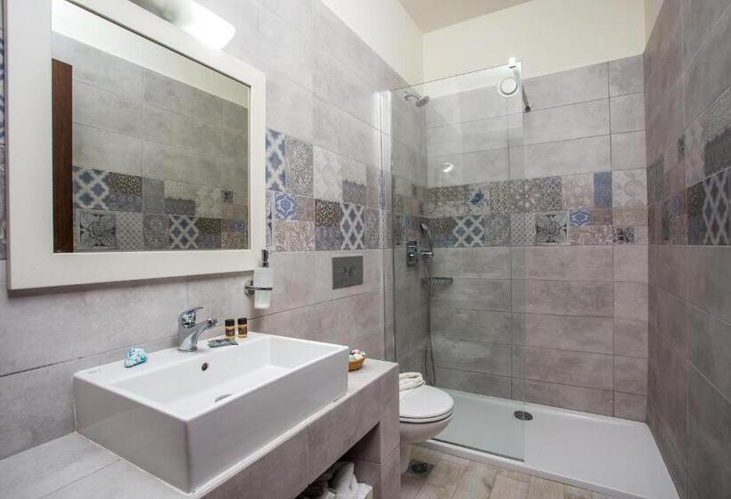 프리미엄 룸, Evita Studios